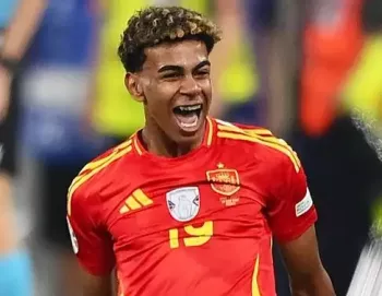 Lamine Yamal a jogar por Espanha