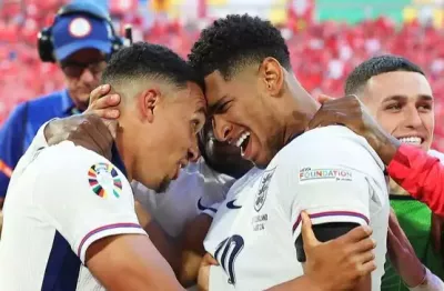 Trent Alexander-Arnold, Bellingham e Foden abraçados