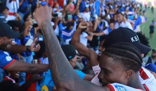 Imagem mostra a celebação dos jogadores de Cabo Verde com os adeptos