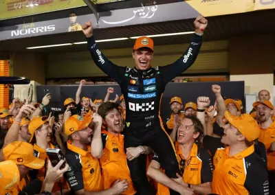 Lando Norris a celebrar o seu primeiro campeonato de F1 em 2025